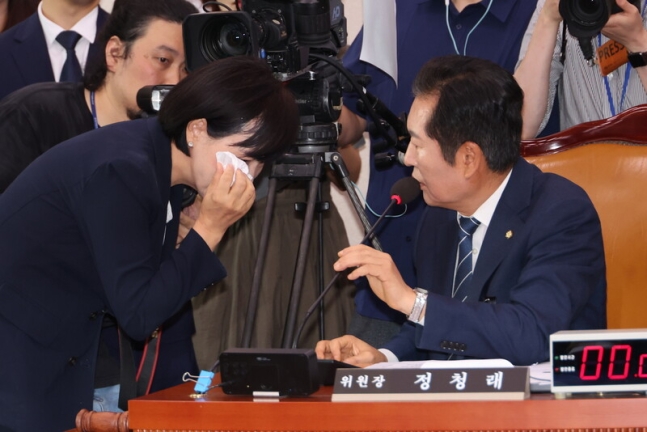 정청래 국회 법제사법위원회 위원장이 19일 오전 ‘윤석열 대통령 탄핵소추안 발의 요청\' 국민동의 청원 청문회에서 전현희 더불어민주당 의원에게 회의장 입장 시 얼굴을 다쳤냐고 물어보고 있다. 연합뉴스