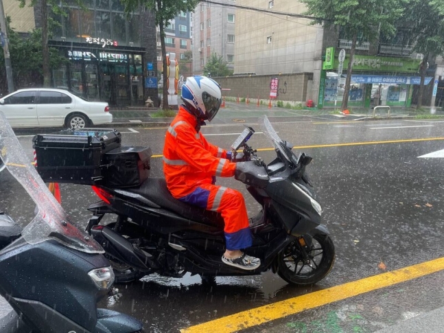 서울 마포구 망원1동에서 만난 이아무개씨가 눈에 띄는 옷으로 중무장한 채 대기하고 있다. 조영은 교육연수생