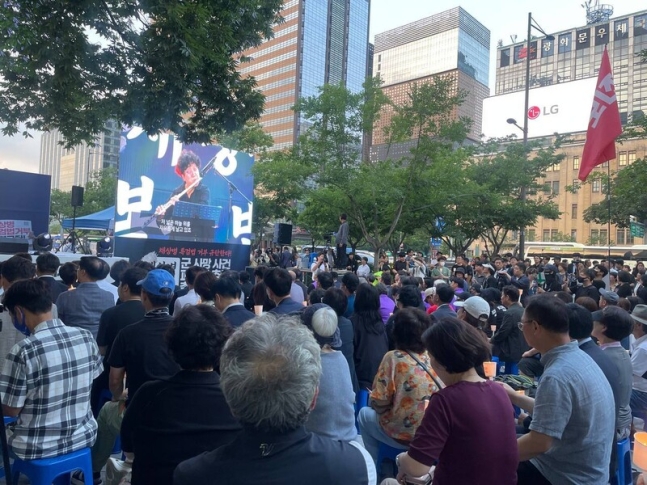 19일 저녁 서울 광화문 동화면세점 앞에서 열린 ‘채상병 1주기 군 사망사건 피해자 추모 촛불 문화제’에서 시민들이 촛불을 들고 있다. 이수안 교육연수생