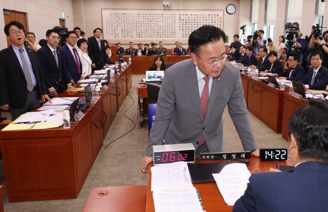 19일 국회 법제사법위원회에서 열린 ‘윤석열 대통령 탄핵소추안 발의 요청\' 국민동의 청원 관련 청문회에서 국민의힘 유상범 의원이 정청래 위원장에게 항의하고 있다. 연합뉴스