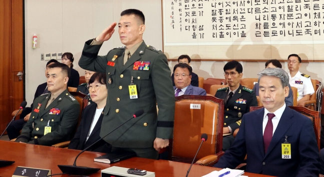 19일 국회에서 열린 ‘윤석열 대통령 탄핵소추안 발의 요청’ 국민동의 청원 청문회에 해병대원 수사 외압 사건 관련자들이 출석했다. 앞줄 왼쪽부터 박정훈 전 해병대 수사단장, 유재은 국방부 법무관리관, 임성근 전 해병