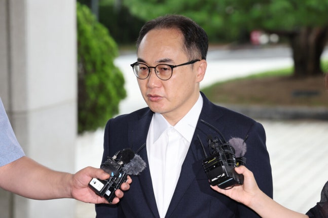 Attorney General Lee Won-seok answers questions from reporters as he arrives at the Seoul Southern District Prosecutors' Office in Seocho-gu, Seoul on the 22nd. Reporter Kim Young-won forever@hani.co.kr