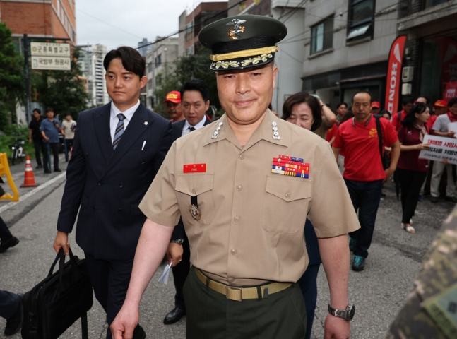 해병대 채아무개 상병 순직사건 수사 이첩 관련 항명 및 상관명예훼손 혐의로 기소된 박정훈 전 수사단장이 23일 오전 서울 용산구 중앙지역군사법원에서 열리는 6차 공판에 출석하고 있다. 연합뉴스