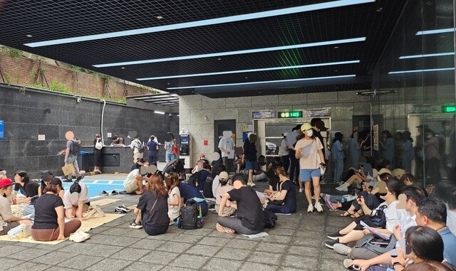 ‘<b>티몬 환불</b>’ 열대야 밤샘 대기…“30억 마련해 여행상품 중심 접수”