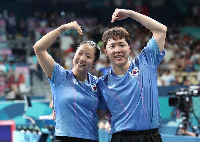 7살 나이차 잊은 ‘환상의 짝궁’…<b>신유빈</b>·<b>임종훈</b>, 12년 만에 탁구 메달