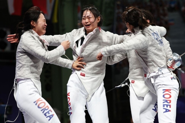 한국 펜싱 여자 사브르 대표팀이 3일(한국시각) 프랑스 파리의 그랑팔레에서 열린 2024 파리올림픽 단체 4강전에서 세계 1위 프랑스를 꺾은 뒤 감격해 하고 있다. 파리/AFP 연합뉴스