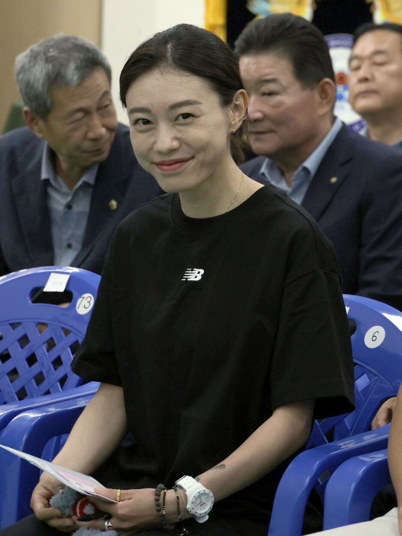 [속보] <b>사격</b> 은메달 <b>김예지</b>, <b>기자회견</b> 중 실신…“피로 누적”