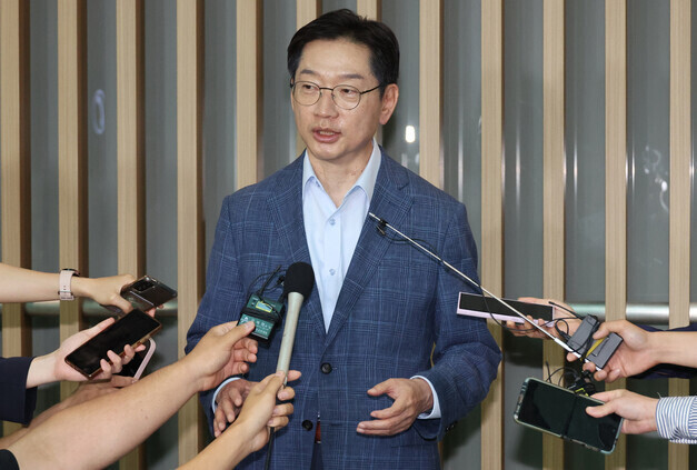 김경수 전 경남지사가 지난 6월14일 인천공항에서 출국 전 기자들의 질문에 답하고 있다. 영국에서 유학 중인 김 전 지사는 노무현 전 대통령 추도식 참석을 위해 잠시 귀국했다가 이날 재출국했다. 연합뉴스