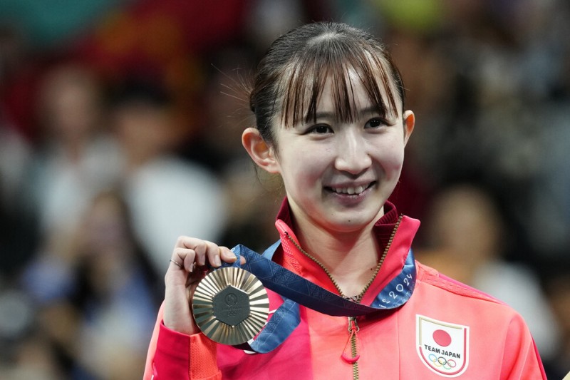 <b>신유빈이</b> 안아준 일본 <b>선수</b> “<b>가미카제</b> 박물관 가고 싶다”