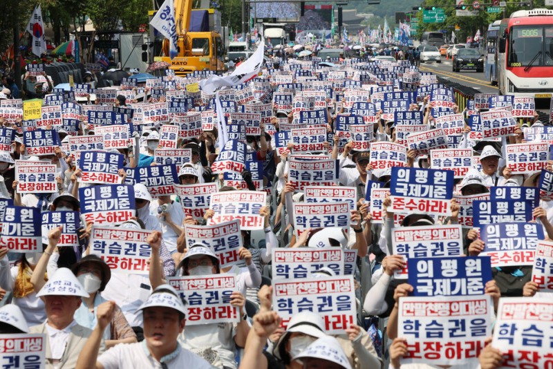 “6·25때도 간 학교, <b>의대생</b> 7개월째 못 가”…학부모 등 2천명 <b>집회</b>