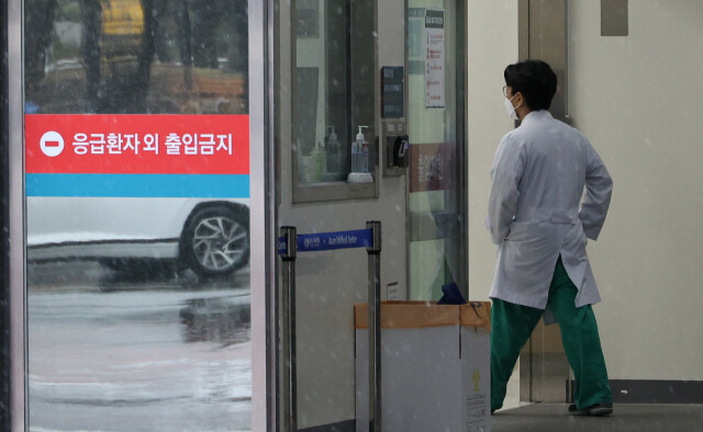 Medical staff entering the emergency room of a university hospital in Seoul. Reporter Shin So-young viator@hani.co.kr