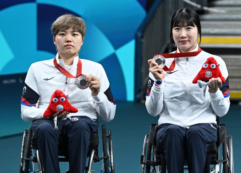 ‘14살 차이 짝궁’ <b>서수연</b>-<b>윤지유</b> 조, <b>탁구</b> 은메달
