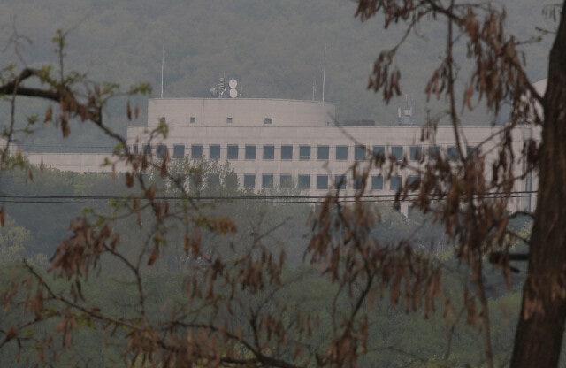 ‘상명하복’ 탓 <b>국정원</b> 45살 미만 채용?…<b>인권위</b> 개정 권고 또 거부