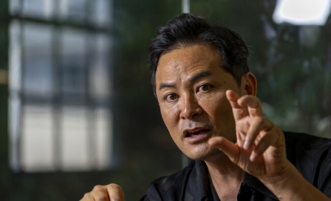 김창옥씨가 ‘소통과 관계’에 관한 이야기를 하고 있다.<BR> 김진수 선임기자