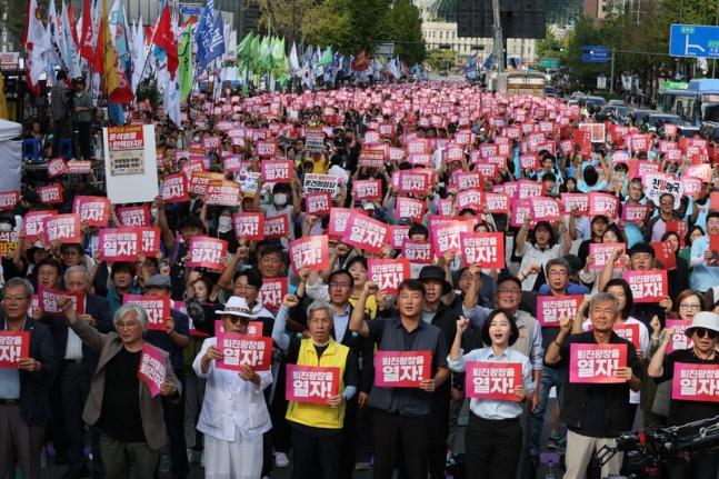 28일 오후 서울 중구 태평로 숭례문 일대에서 열린 `퇴진 광장을 열자 9.28 윤석열 정권 퇴진 시국대회\' 참가자들이 용산 대통령실을 향해 행진하고 있다.<BR> 김태형 기자 xogud555@hani.co.kr