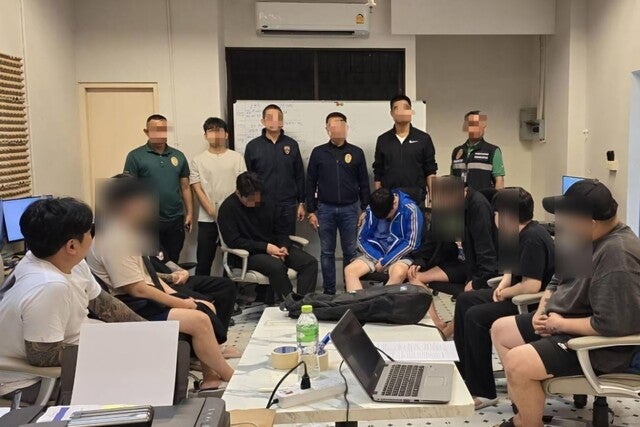<b>투자리딩방 사기</b> 조직 8명 방콕서 강제송환…공조수사 성과