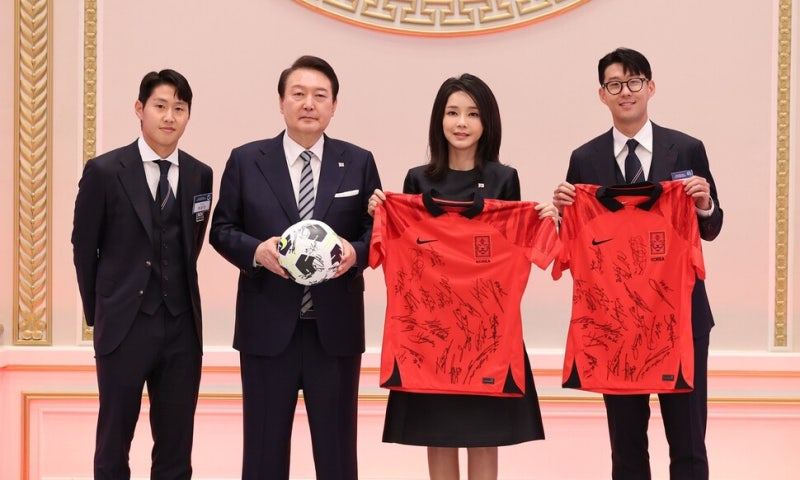 윤 <b>대통령</b> “축구 국대 <b>감독</b> 선발, 잘못된 관행 바로 잡으라”