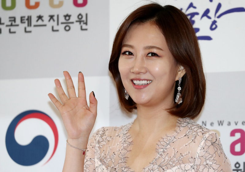 <b>장윤정</b>이 춤추며 <b>입만</b> 벙끗? “<b>립싱크</b> 아냐, 음원 틀고 따라 불러”