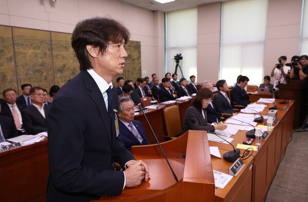 <b>축구협회</b>, <b>홍명보</b> 선임 회의록 공개…위원들 “정해성 위원장 일임” 동...