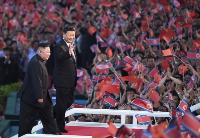 김정은 북한 국무위원장(맨 왼쪽)과 시진핑 중국 국가주석(왼쪽 둘째)이 2019년 6월20일 평양 5·1경기장에서 열린 ‘조-중 우호 70년’ 기념 공연을 관람하기 위해 들어서고 있다. 평양/신화 연합뉴스