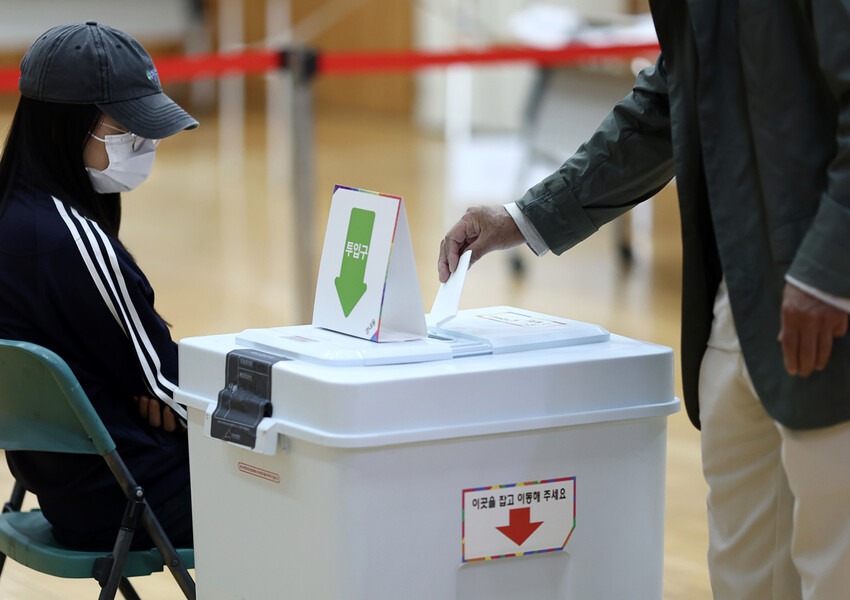 A citizen casting a vote at a pre-voting place in Gyonam-dong, Seoul, on the last day of the Seoul Superintendent of Education by-election pre-voting on the morning of the 12th. Yonhap News