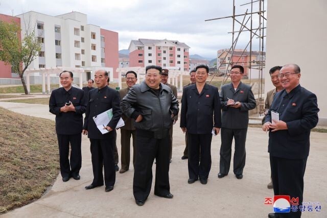 <b>김정은</b>, <b>자강도</b> 수해지역 찾아 “살림집 복구 12월초까지 완결”