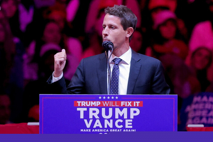 Comedian Tony Hinchcliffe, who made the 'garbage island' remark, speaks at a Trump rally on the 27th. New York/Reuters Yonhap News