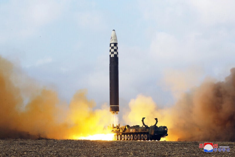 북한, <b>동해상으로</b> ICBM 고각 <b>발사</b>