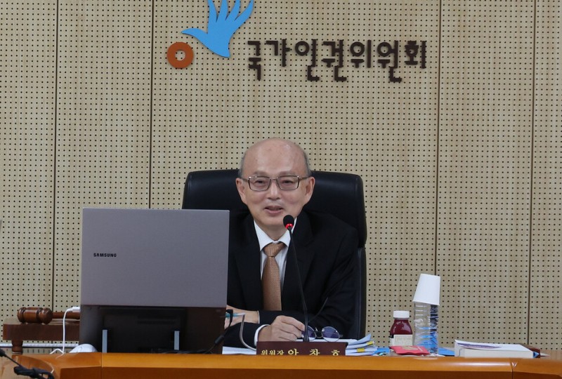 [단독] 이충상·<b>김용원</b>에 찍힌 죄? 정책비서관을 임시직 보낸 인권<b>위원</b>...