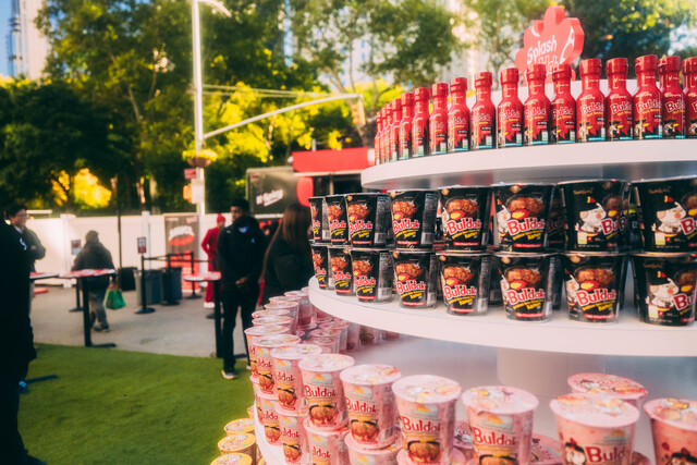 지난달 뉴욕 중심가 플랫아이언 플라자에서 글로벌 통합 마케팅 ‘스플래시 불닭(Splash Buldak)’의 일환으로 진행된 ‘소스 익스체인지’ 캠페인. 사용 중인 소스 제품을 가져오면 불닭 새 제품으로 교환해 주는