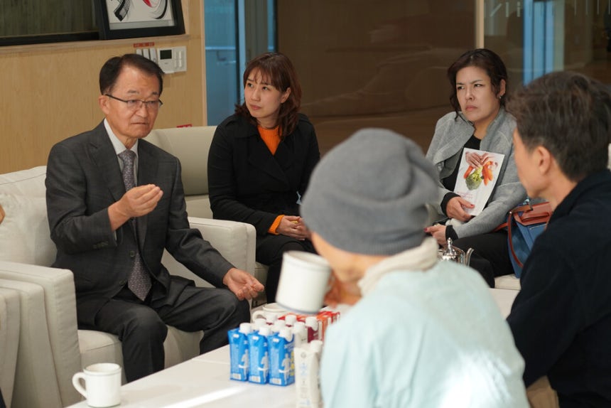 김의신 박사(왼쪽 줄 앞에서부터 두 번째)가 지난 10월 29일 충북 괴산 아이쿱요양병원 초청강연에 앞서 해당 병원에서 치료 중인 말기 암 환자들과 만나 항암치료와 암 환자 건강관리에 대해 조언하고 있다. 아이쿱요양