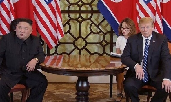 “<b>트럼프</b> 팀, <b>김정은</b>과 직접 대화 검토…최종 결심은 아직”