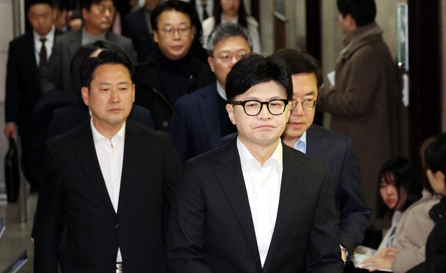 한동훈 “윤 <b>대통령 탈당</b>, 김용현·내각 총사퇴해야”