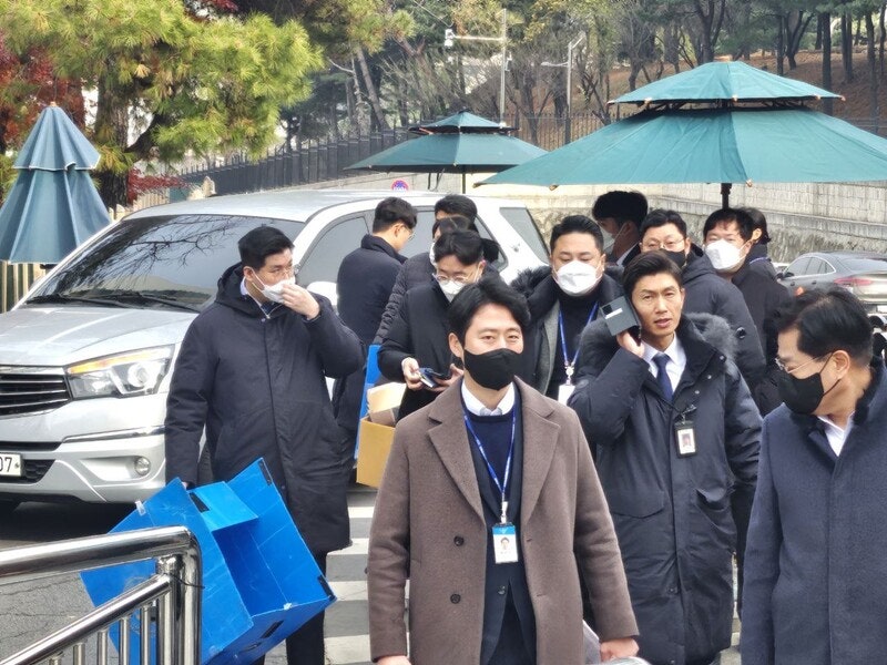 <b>경찰</b>, <b>대통령실 압수수색</b>…경호처와 대치 중
