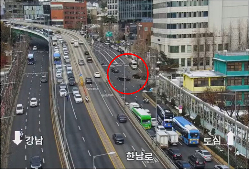 지난달 29일 오후 1시9분, 서울 용산구 한남동 대통령 관저에서 윤석열 대통령이 실제 탑승한 것으로 추정되는 ‘진짜 출근’ 차량 행렬(붉은 동그라미)이 이동하고 있다. 경찰청 도시교통정보센터 폐회로티브이(CCTV)