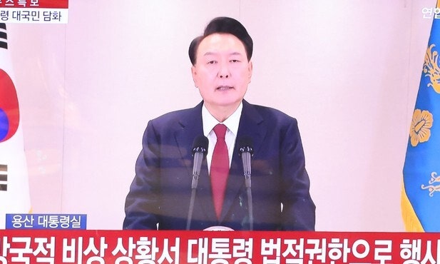 <b>윤 대통령</b> 지지율 11% ‘취임 후 최저’…<b>탄핵</b> 찬성 75%
