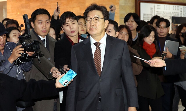 <b>권성동</b> “<b>탄핵</b>소추안 <b>표결</b> 참여하자”…의원 총회서 제안