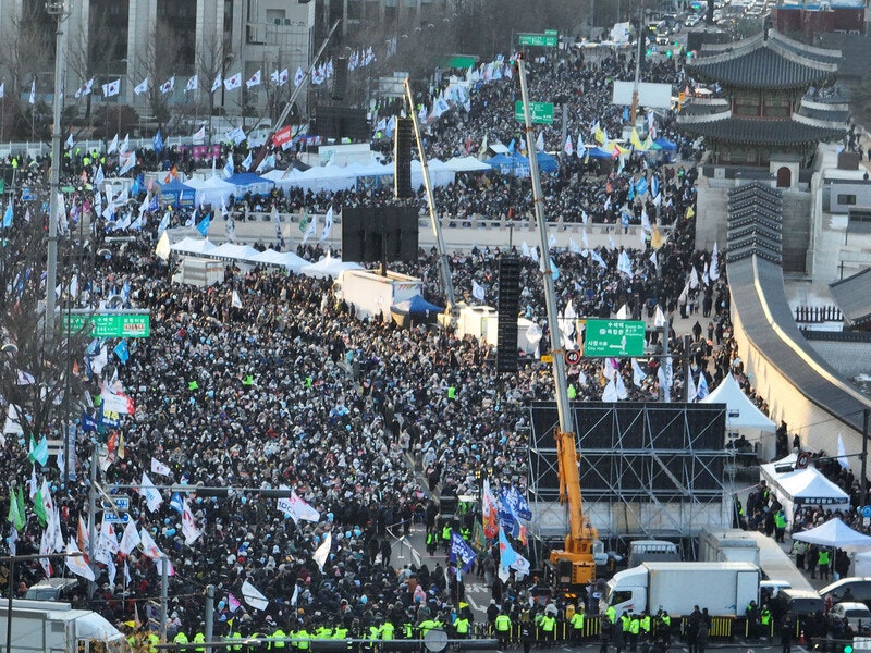 28일 오후 서울 광화문 삼거리에서 윤석열즉각퇴진·사회대개혁 비상행동이 연 ‘윤석열 즉각 퇴진! 사회대개혁! 4차 범시민대행진’에 시민이 모여있다. 연합뉴스.