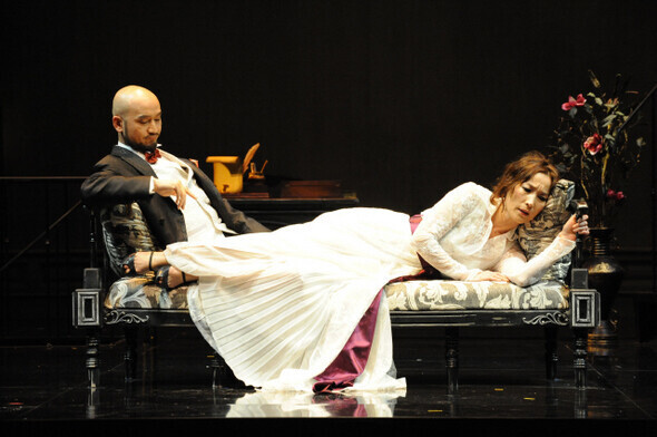 국립극단이 2012년 초연한 연극 ‘헤다 가블러’에 출연한 배우 이혜영. 국립극단 제공