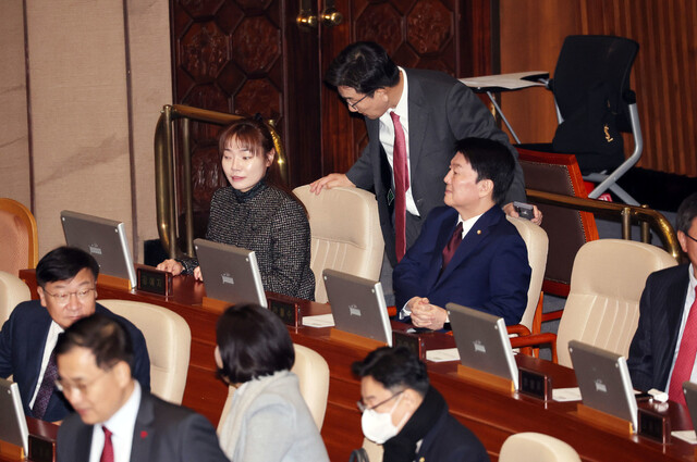 권성동 국민의힘 원내대표가 8일 오후 국회 본회의에서 김예지 의원과 대화하고 있다. 연합뉴스