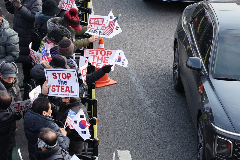 <b>대통령 관저</b> 앞 <b>집회</b>서 커터칼 휘두른 50대 남성 체포