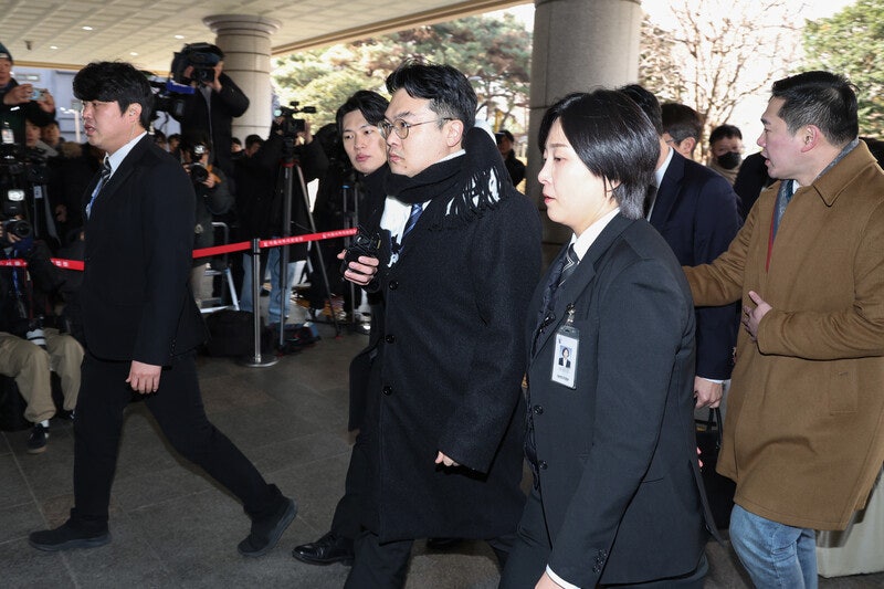 공수처 <b>검사</b>들, 서부지법 도착…지지자 불어나며 충돌 조짐도