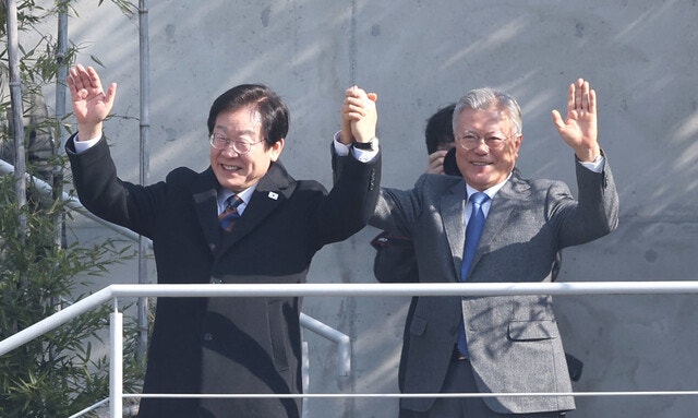 <b>이재명</b>, 문 전 대통령 예방…손 맞잡고 문 “통합 중요” 이 “공감”