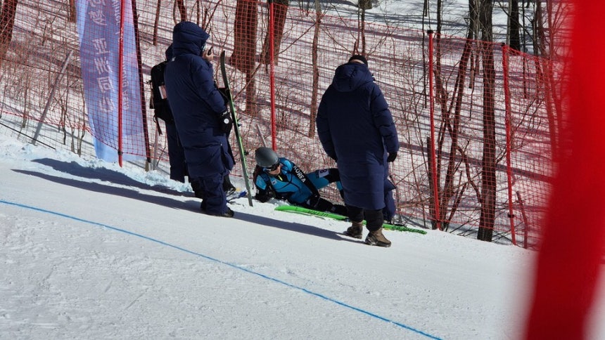 김하나가 9일 중국 헤이룽장성 야부리의 산악스키경기장에서 열린 2025 하얼빈겨울아시안게임 산악스키 여자 스프린트에서 넘어져 다리를 다친 모습. 임정희 국가대표 코치 사진 제공
