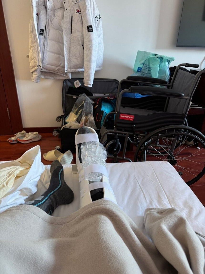 산악스키 국가대표 김하나 선수가 9일 중국 헤이룽장성 야부리의 산악스키경기장에서 열린 2025 하얼빈겨울아시안게임 여자 스프린트 준결승 도중 부상을 입은 뒤 숙소에서 휴식을 취하고 있다. 김하나 선수 제공