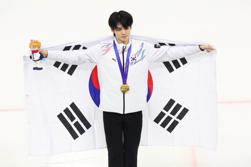 - 차준환 대반전! 한국 피겨 역사 새 장 열다: 실업팀 첫 입단 이야기
- 피겨 스타 차준환, 금메달 후 한국 첫 실업팀 입단의 비밀은?
-
