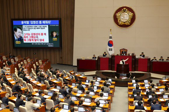 더불어민주당 서영교 의원이 27일 국회 본회의에서 명태균과 관련한 불법 선거개입 및 국정농단 사건 등의 진상규명을 위한 특별검사의 임명 등에 관한 법률안에 대해 토론하고 있다. 연합뉴스