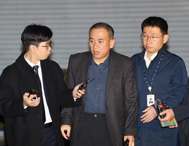 명태균씨가 지난해 11월14일 경남 창원시 성산구 창원지방법원에서 구속 전 피의자 심문(영장실질심사)을 마치고 구치소로 향하고 있다. 김봉규 선임기자 bong9@hani.co.kr