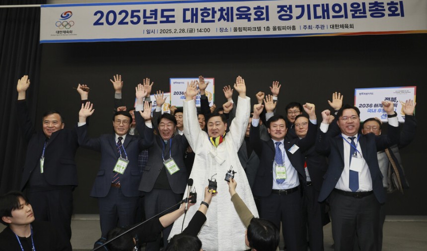 2036 여름 올림픽 국내 유치 후보로 28일 전북특별자치도가 선정됐다. 김관영 전북지사(가운데)를 비롯한 전북도 관계자들이 환호하고 있다. 전북자치도 제공