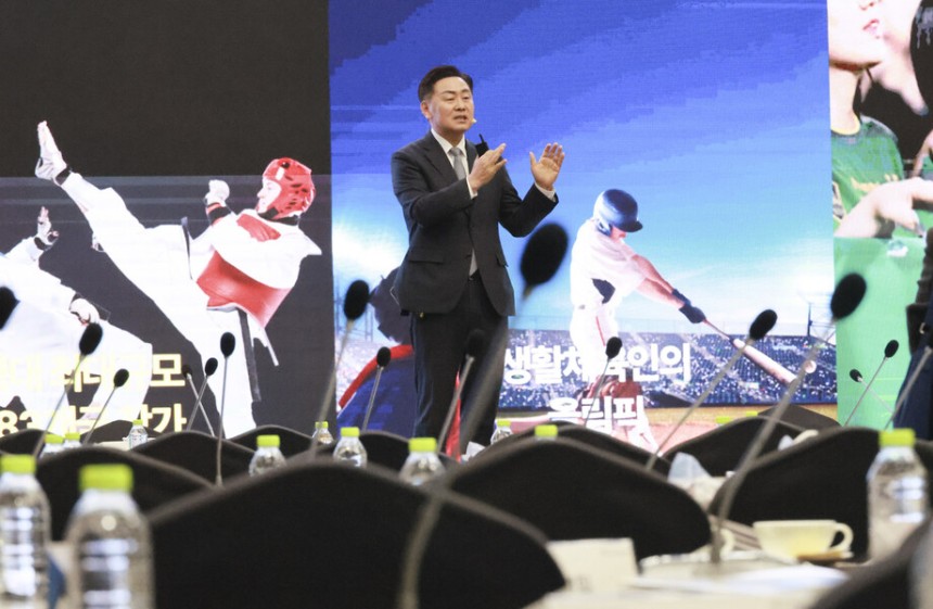 김관영 전북도지사가 28일 서울 송파구 서울올림픽파크텔에서 열린 대의원 총회를 앞두고 프레젠테이션 리허설을 진행했다. 전북자치도 제공